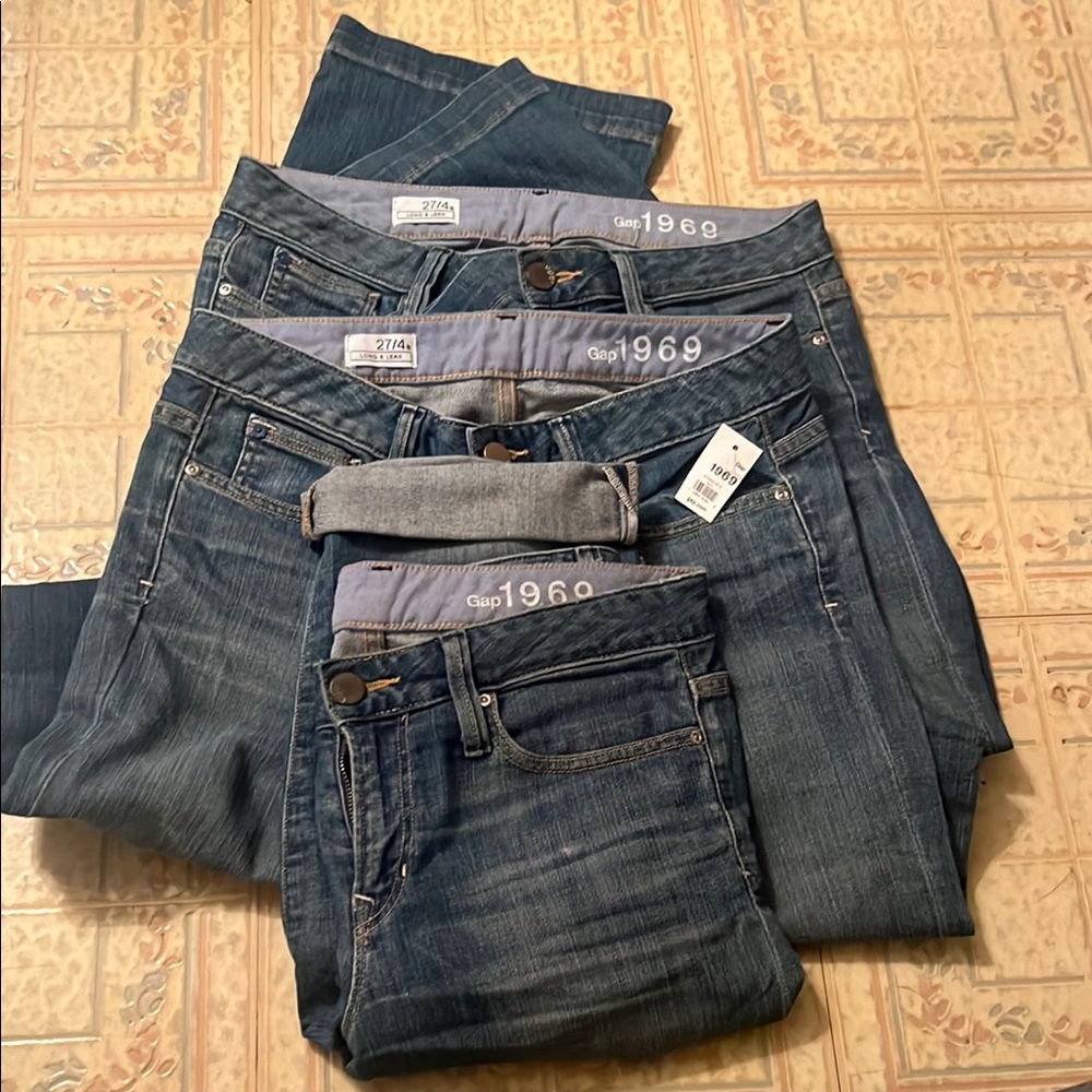 Lot of 3 women’s gap jeans. One NWT, one long shorts